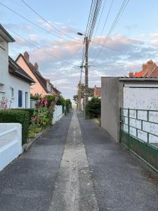 Une rue vide dans un quartier résidentiel avec des maisons dans l'établissement Le Gîte du Phare vue sur mer, à Cayeux-sur-Mer