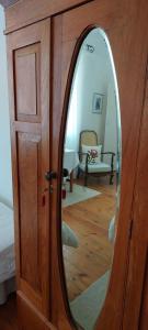 una puerta de madera con un espejo en una habitación en Harry's Place Guesthouse, en Kamieskroon