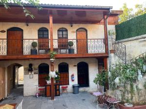 een oud huis met een balkon en een patio bij LÜTFÜ BEY KONAĞI in Şahinbey