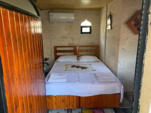 een kleine slaapkamer met een bed in een kamer bij LÜTFÜ BEY KONAĞI in Şahinbey
