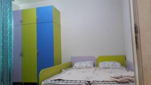 1 dormitorio con 1 cama y una pared colorida en Париж2, en Chok-Tal