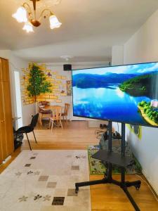 salon z dużym monitorem komputerowym na stojaku w obiekcie Apartment Eminescu - A pleasant stay in Bacau w mieście Bacău