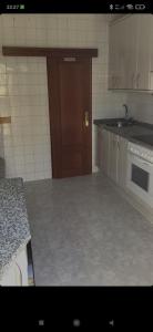 cocina con fregadero y encimera en CASA MORENO VUT, en Ávila