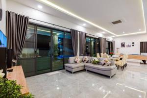 Ban Bo Fai (1)的住宿－Viento Pool Villa Huahin 6 ห้องนอน，客厅配有两张沙发和一张桌子