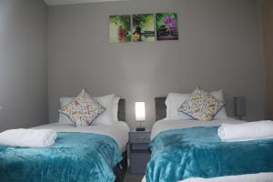 1 dormitorio con 2 camas y una foto en la pared en Coleridge house Private parking NETFLIX, en Swindon
