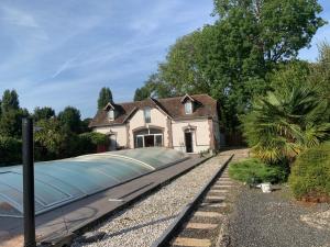 une maison avec une voie ferrée devant elle dans l'établissement yinloft, à Sainte-Gemme-Moronval