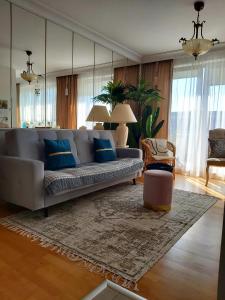 un soggiorno con divano e tappeto di UNIQUE BEIGE & GOLD Apartments a Kołobrzeg
