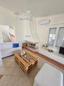 ein Wohnzimmer mit einem Bett und einem Couchtisch in der Unterkunft Villa Zeus in Agios Konstantinos Fthiotida