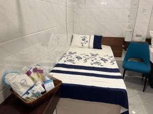 Een bed of bedden in een kamer bij Tsim Sha Tsui Bedrooms