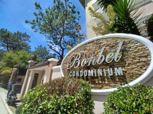 um sinal para um edifício em frente a um edifício em Gab's CozyHome at Bonbel Condo, Botanical Gardens Baguio em Baguio