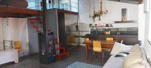 萊萬托的住宿－La Jeannotte，客厅设有厨房和一张沙发桌