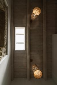 una habitación con tres luces colgando del techo en Studio Papadia, en Pitsidia
