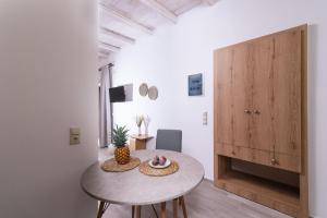 Habitación pequeña con mesa y armario en Studio Papadia, en Pitsidia