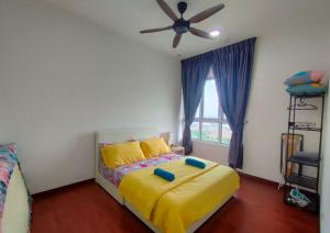 um quarto com uma cama e uma ventoinha de tecto em 2R2B Comfy Homestay, 1-6 Pax - GA4 em Shah Alam