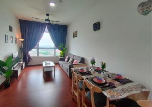 uma sala de estar com uma mesa e um sofá em 2R2B Comfy Homestay, 1-6 Pax - GA4 em Shah Alam