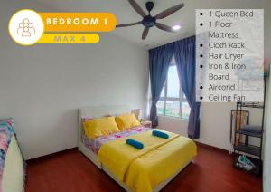 um quarto com uma cama com lençóis amarelos e uma ventoinha de tecto em 2R2B Comfy Homestay, 1-6 Pax - GA4 em Shah Alam