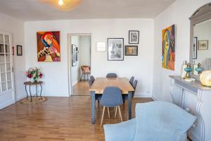 - une salle à manger avec une table et des chaises dans l'établissement Les Hirondelles By Nid'Ouest, à Quimper