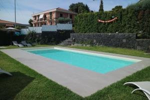 - une piscine dans la cour d'une maison dans l'établissement Orchidea dell'Etna, à Zafferana Etnea