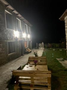 Ein Garten an der Unterkunft River side SVANETI
