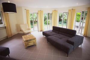 sala de estar con sofá y silla en Apartmenthaus Oberndorf, 