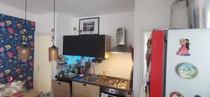 eine Küche mit einer Spüle, einem Herd und einem Kühlschrank in der Unterkunft Villetta Luxury Lunady vicino al mare in Marina di Ragusa + 12 Fotos