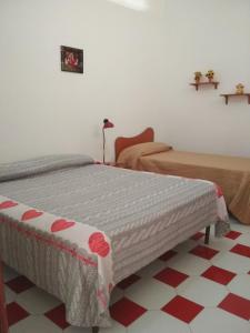een slaapkamer met 2 bedden en een verdieping bij La dolce vita, relax & kite Falerna in Falerna