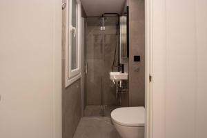 a bathroom with a toilet and a glass shower at Palacio del Marqués en Logroño con parking próximo in Logroño +14 photos