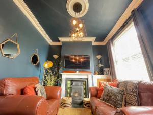 uma sala de estar com um sofá e uma lareira em Park View em Quorndon