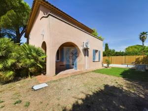 a small house with a door on a yard at Villa 4 chambres avec piscine in Fréjus