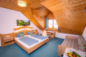 a bedroom with a bed and a desk in a room at Gasthof Schneiderwirt, Kipfenberg OT Hirnstetten in Kipfenberg