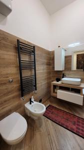 La salle de bains est pourvue de toilettes blanches et d'un lavabo. dans l'établissement casa vacanza vaticano, à Rome