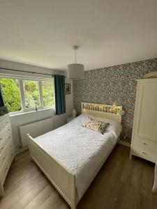 1 dormitorio con cama blanca y ventana en Home in Wirral - Peaceful Contemporary Gem. en Wirral