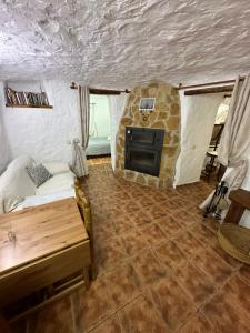 Una habitación con cama y chimenea en una tienda de campaña en Alojamiento Cuevas Victoria, en Galera