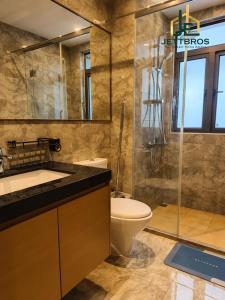 La salle de bains est pourvue d'un lavabo, de toilettes et d'une douche. dans l'établissement R&F Princess Cove By JettBros Johor Bahru, à Johor Bahru