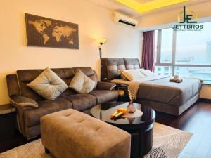 - un salon avec un canapé et un lit dans l'établissement R&F Princess Cove By JettBros Johor Bahru, à Johor Bahru