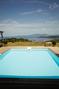 una piscina blu con vista sull'acqua di VILLA BARQUEIRO a Coti-Chiavari