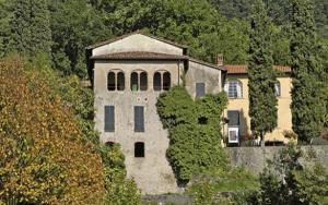 una grande casa sul fianco di una collina di Affittacamere La Foresta di Sopra a Barga