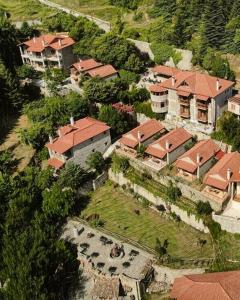 an aerial view of a large house with a yard at Ta Petrina in Áno Khóra