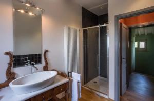 Koupelna v ubytování Villa Mandorlo - Pomaio Wines & Hospitality + 18 fotografií