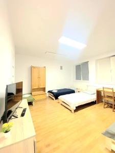 Cette chambre comprend 2 lits et une télévision. dans l'établissement Hostel Warszawa Ursynów, à Varsovie