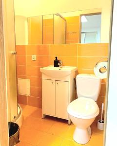 Łazienka z białą toaletą i umywalką w obiekcie Hostel Warszawa Ursynów w Warszawie