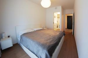 1 dormitorio con 1 cama grande y pasillo en Holešovice Delight: Modern Comfort with a Twist in Prague 7 en Praga
