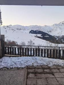 a wooden fence with snow on top of a mountain at Il giardino sulle Piste in Prato Nevoso