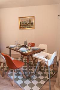 - une salle à manger avec une table et des chaises dans l'établissement Ferienwohnung Naturini, à Fribourg-en-Brisgau