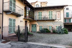モンフォルテ・ダルバにあるResidenza Isolinaの門と中庭のある家