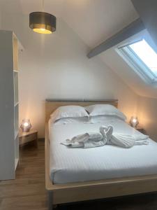 een slaapkamer met een bed met twee zwanen erop bij Superbe loft neuf - 1 chambre- face au Château -Netflix Canal Plus in Sedan