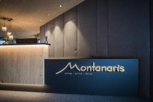 una señal para el hotel Montmartins dentro de un edificio en Montanaris Alpine - Active - Relax en Villabassa