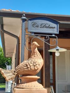 a sign for a tea room with a statue of a bird at Cà Delmo in Massa
