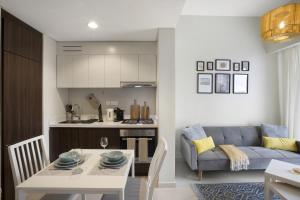 Kuchyň nebo kuchyňský kout v ubytování VayK - Stylish One Bedroom with a Canal View