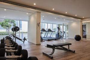 Fitness centrum a/nebo fitness zařízení v ubytování VayK - Stylish One Bedroom with a Canal View